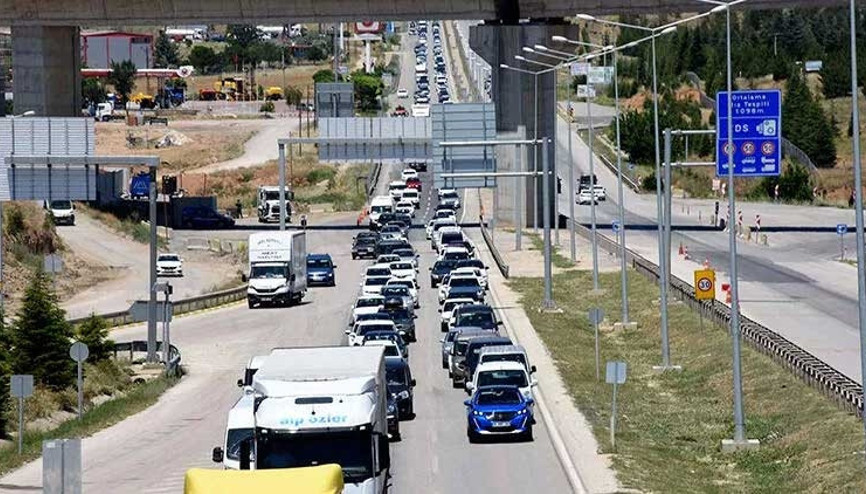 Kilit kavşakta bayram trafiği başladı