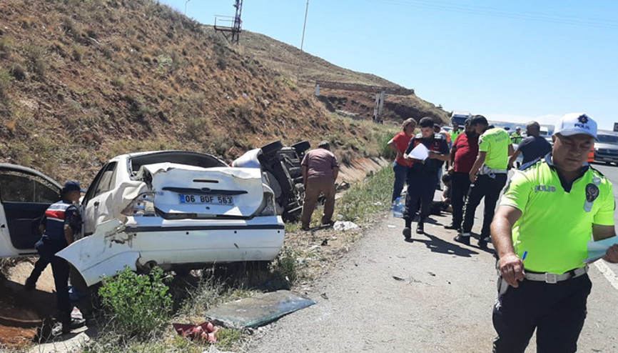 Çarpışan otomobiller su kanalına devrildi: 7 yaralı