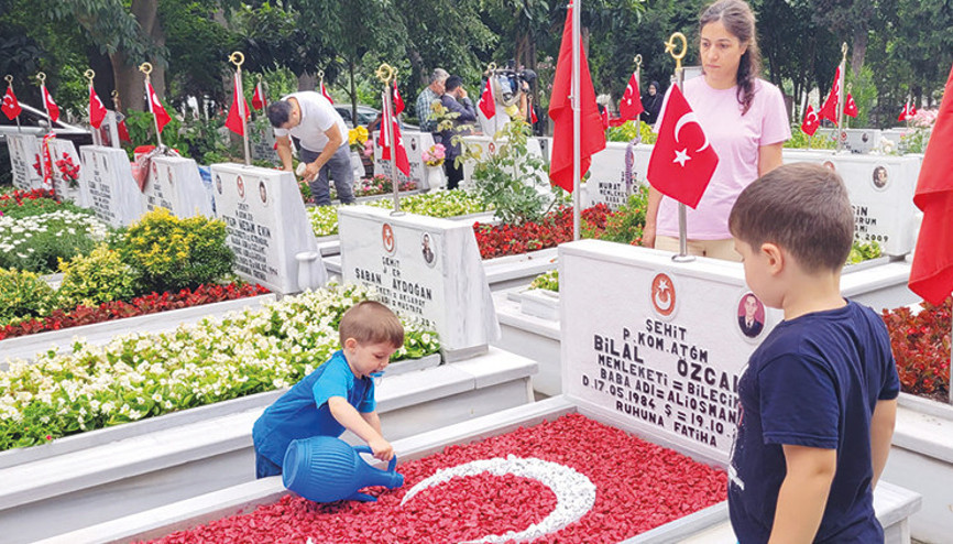 Şehitliklere hüzünlü ziyaret