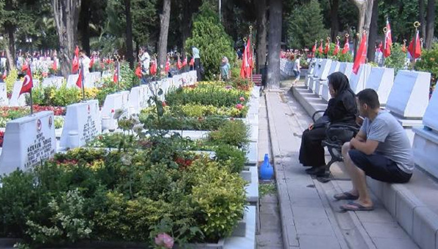 Edirnekapı Şehitliği’nde buruk bayram