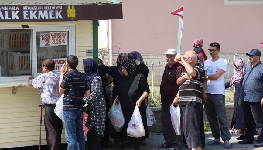 Bağışlarla ekmek dağıttı