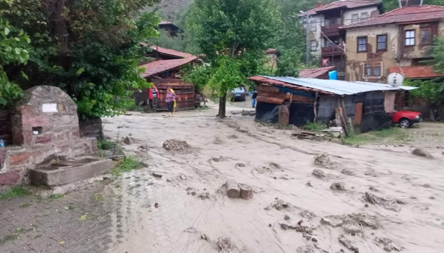 Sağanak sele döndü fırtına ağaç devirdi