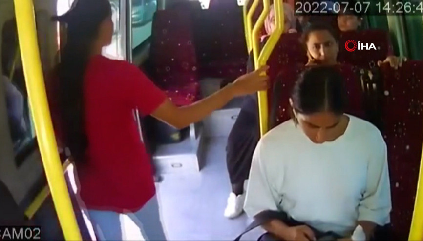Mersinde minibüsten düşen kadın hayatını kaybetti