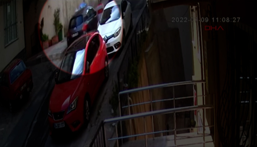 Sürücüsü olmayan otomobil 35 metre kaydı O anlar kamerada