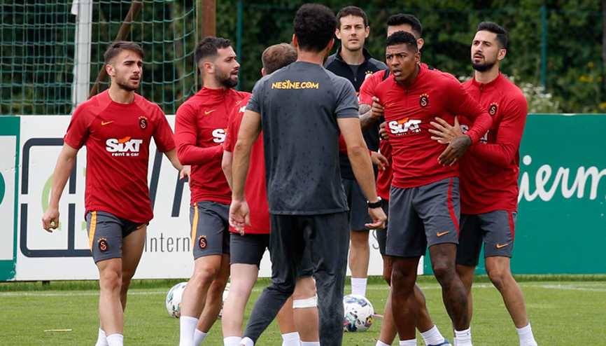 Galatasaray idmanında Kerem Aktürkoğlu ile Patrick van Aanholt arasında gerginlik