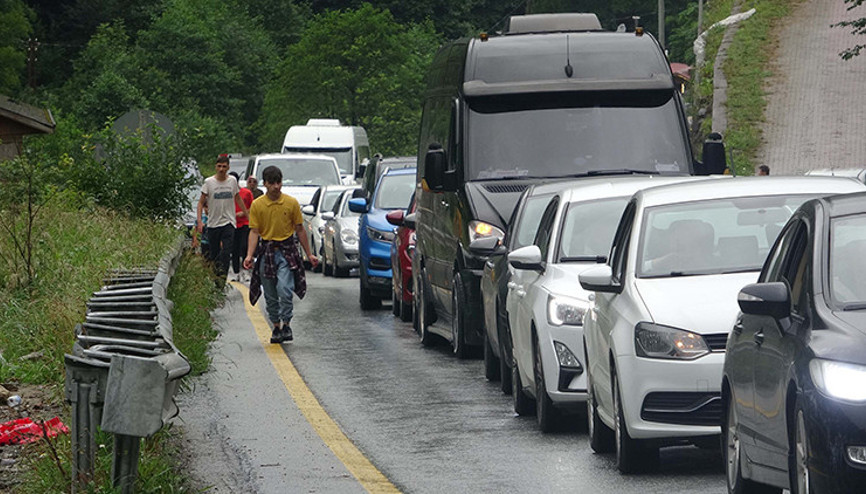 Uzungöle akın ettiler, kilometrelerce araç kuyruğu oldu Milim milim ilerliyor