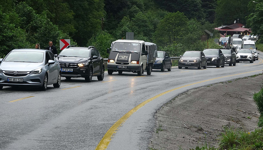 Uzungölde kilometrelerce araç kuyruğu oldu, çareyi yürümekte buldular