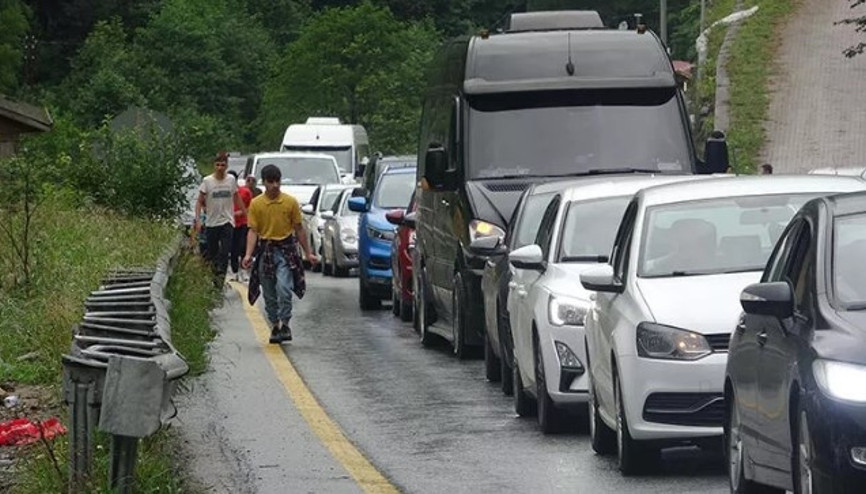 Uzungöle akın ettiler Kilometrelerce araç kuyruğu oluştu
