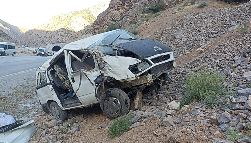 Vanda işçileri taşıyan minibüs devrildi: 2 ölü, 8 yaralı