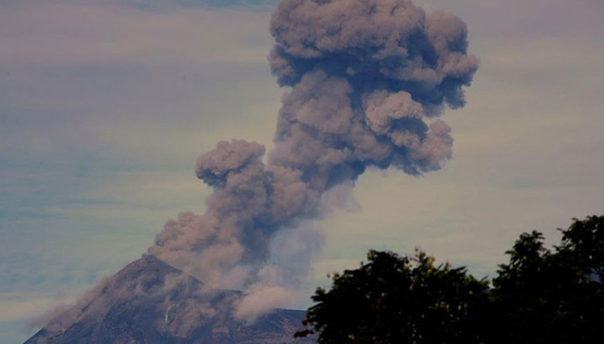 Guatemala’daki Fuego Yanardağı kül ve duman püskürttü
