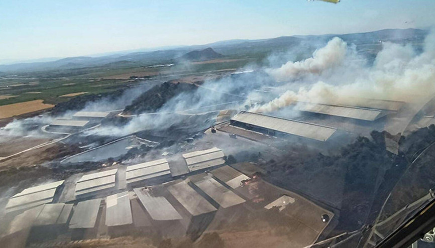İzmirin Bergama ilçesinde makilik alanda başlayıp fabrikaya da sıçrayan yangın kontrol altında