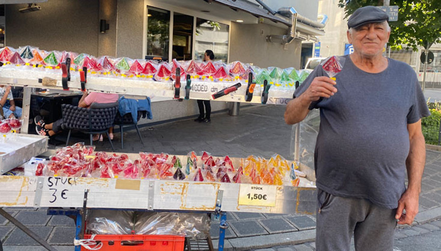 72 yaşında elma şekeriyle geçimini sağlıyor