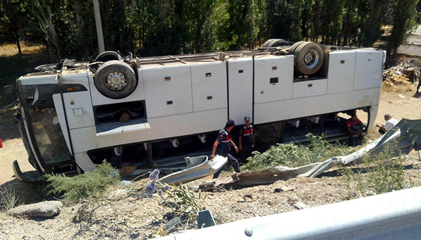 Denizlide tur otobüsü takla attı: 3ü ağır 41 yaralı