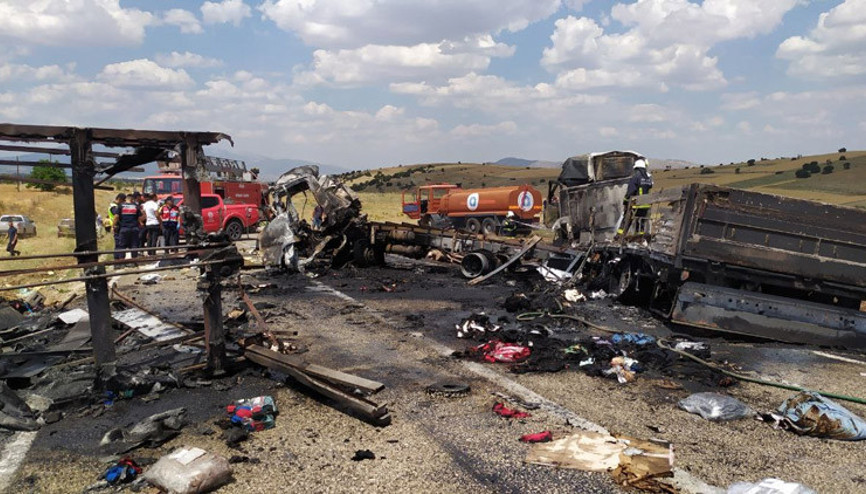 Antalyada tır ve kamyon çarpıştı: 3 ölü, 1 yaralı