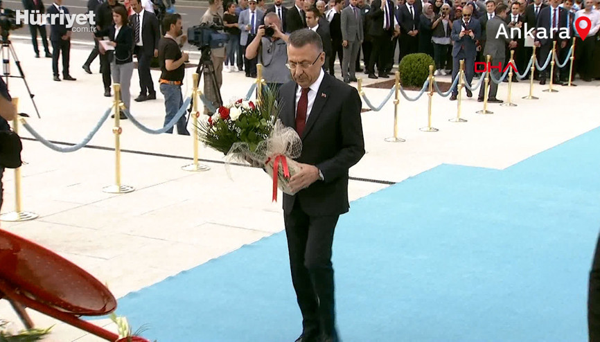 Cumhurbaşkanı Yardımcısı Oktay, 15 Temmuz Anıtına çelenk bıraktı