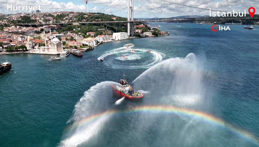 Kıyı Emniyeti şehitler ve gaziler için İstanbul Boğazı’nda gösteri yaptı