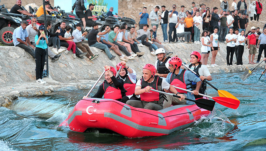 Cumhurbaşkanı Yardımcısı Oktay ve Bakan Kirişci, Yozgat’ta rafting yaptı