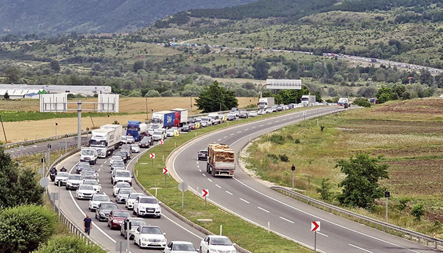 Tatilciler yola çıktı: Acele etmeyin, kurallara uyun, sağ salim dönün