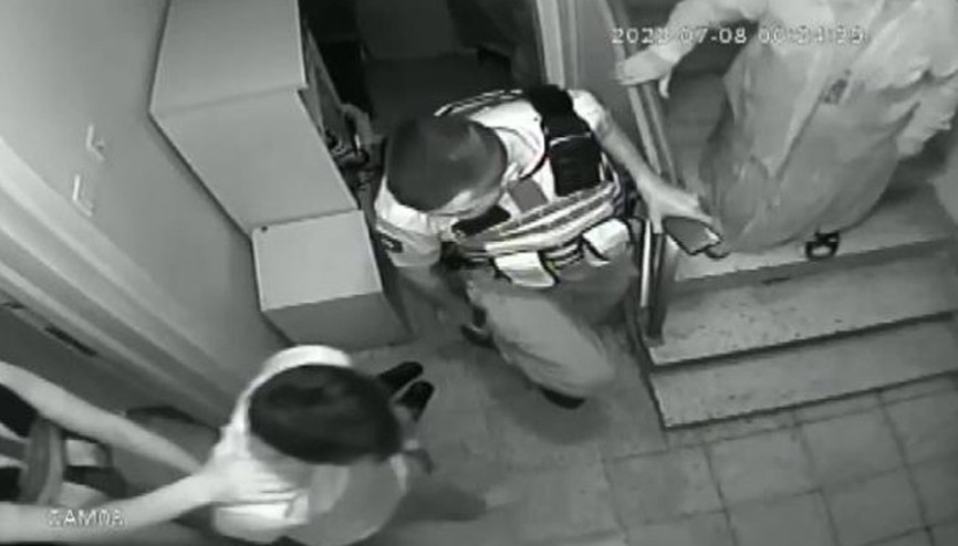 Esenyurtta bekçilerden kaçan hırsız jiletli tele takıldı