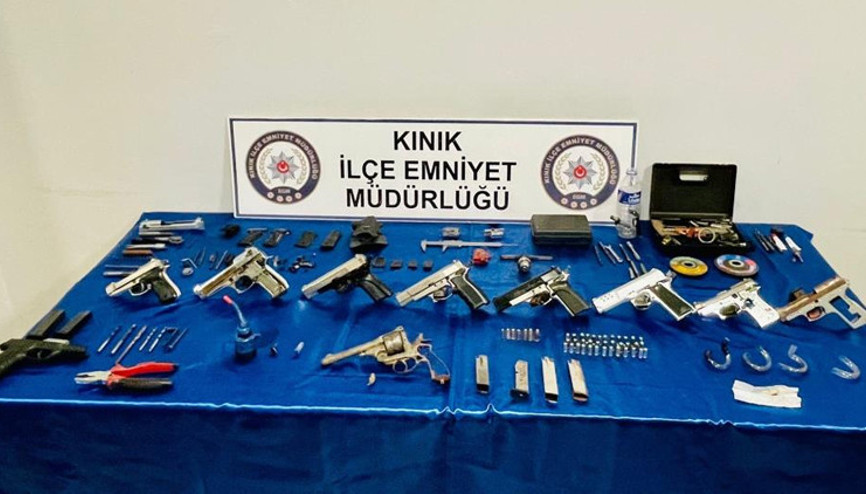 Kınıkta operasyon: Çok sayıda silah ele geçirildi
