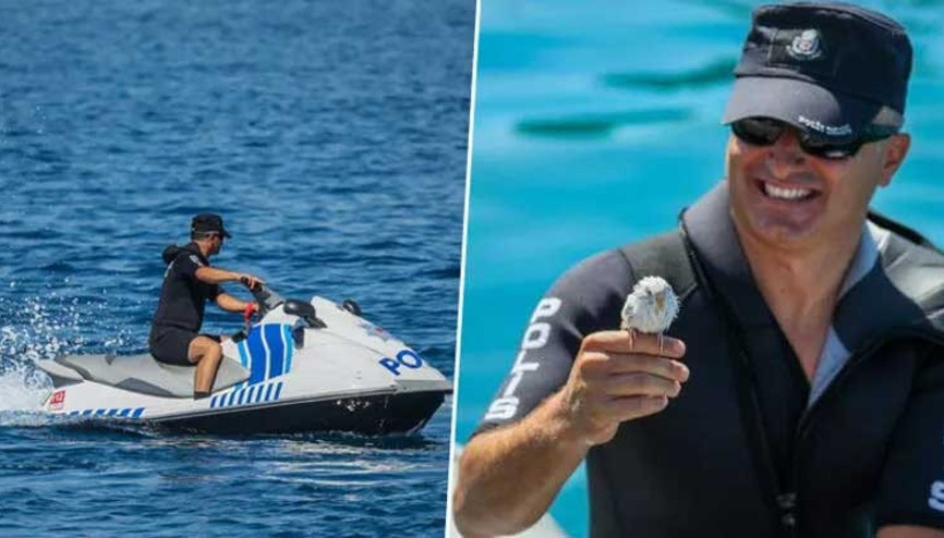 Antalyada denize düşen muhabbet kuşunu polis, jet-ski ile kurtardı