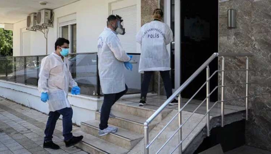 Ev sahibi kiracısını evinde ölü buldu