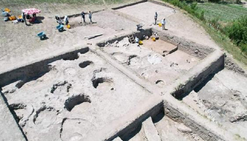 Tavşanlı Höyükte 3 bin 300 yıllık mühür ve hançer bulundu