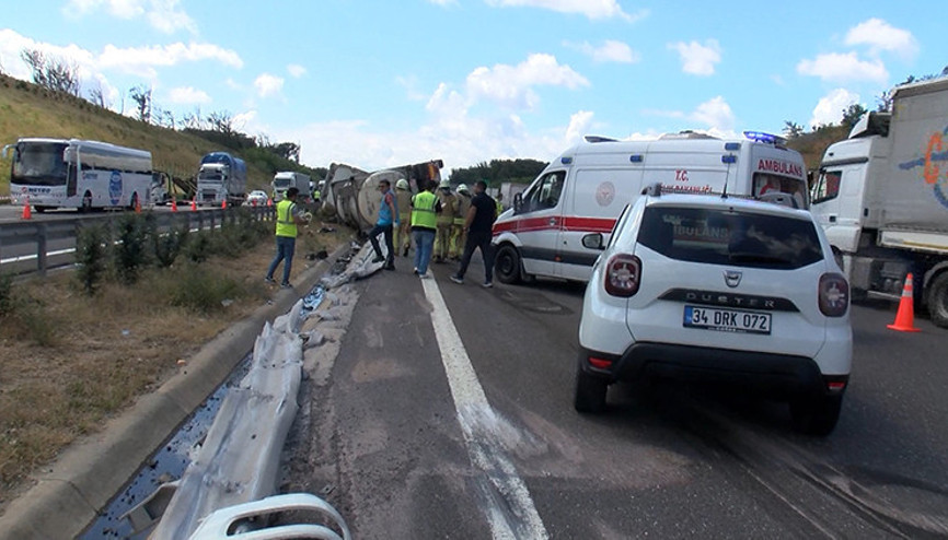 Sarıyerde kimyasal madde yüklü TIR devrildi, şoför yaralı Kaza trafiği kilitledi