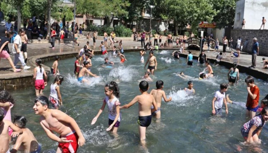 Güneydoğuda 40 dereceyi aşan sıcaklar bunalttı: Yollar boşaldı, süs havuzları doldu Güneydoğuda 40 dereceyi aşan sıcaklar bunalttı: Yollar boşaldı, süs havuzları doldu