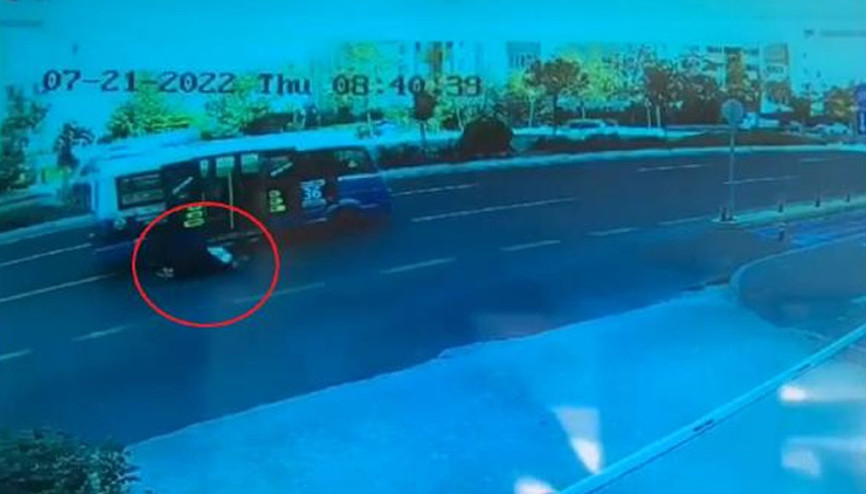 Kapısı açık ilerleyen minibüsten düştü: Ankarada korku dolu anlar