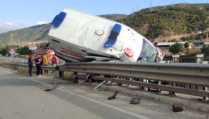 Hasta taşıyan ambulans bariyerlere çarptı: 1 ölü, 3 yaralı