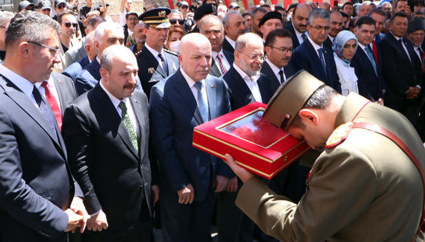 Bakan Varank: Türk milleti olarak her tökezlediğimizde küllerimizden tekrar doğduk