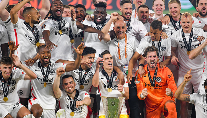Bayern ve Dortmundun gölgesinde yer alan bir dünya kulübü