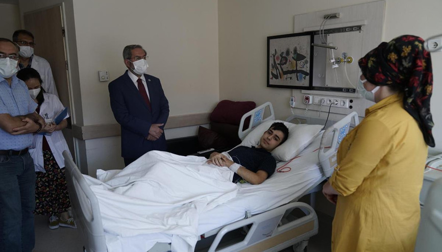 Rektör Ünüvar’dan zehirlenen çocuklara ziyaret