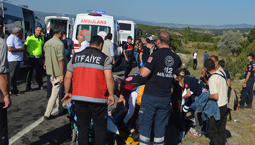 Kütahyada işçileri taşıyan otobüs devrildi: 11 yaralı
