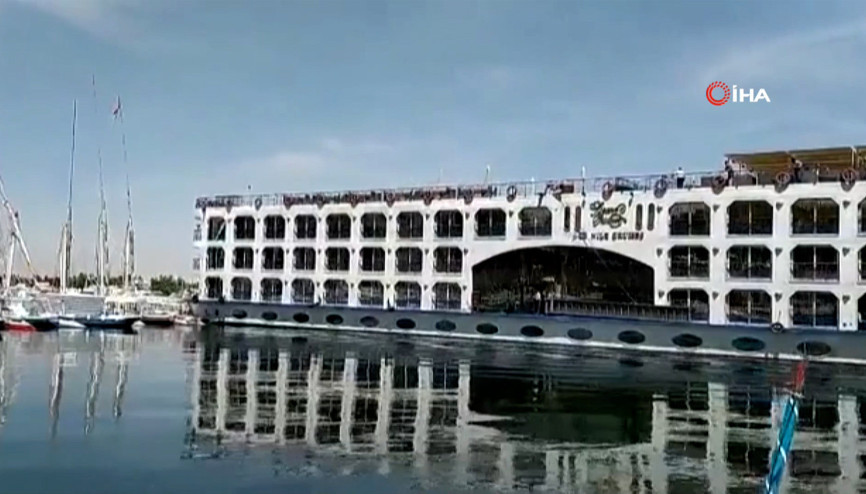 Nil Nehri’nde kontrolden çıkan yolcu gemisi limanda duran diğer teknelere çarptı