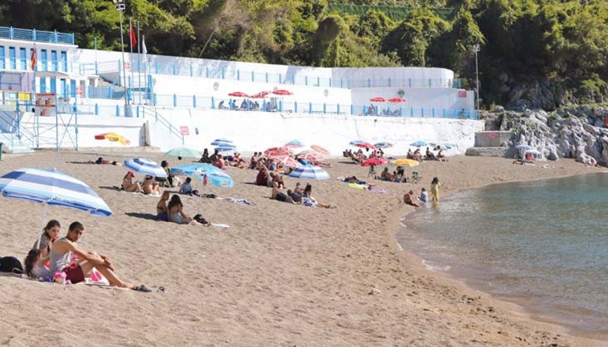 Atık su plaj kapattırdı