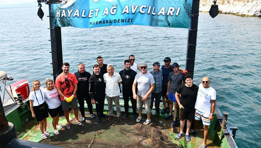 Marmarada temizlik devam ediyor... 2 futbol sahası büyüklüğünde hayalet ağ çıkarıldı