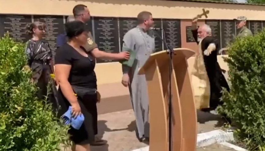 Rus yanlısı rahip cenazede Ukraynalı rahibe haçla saldırdı