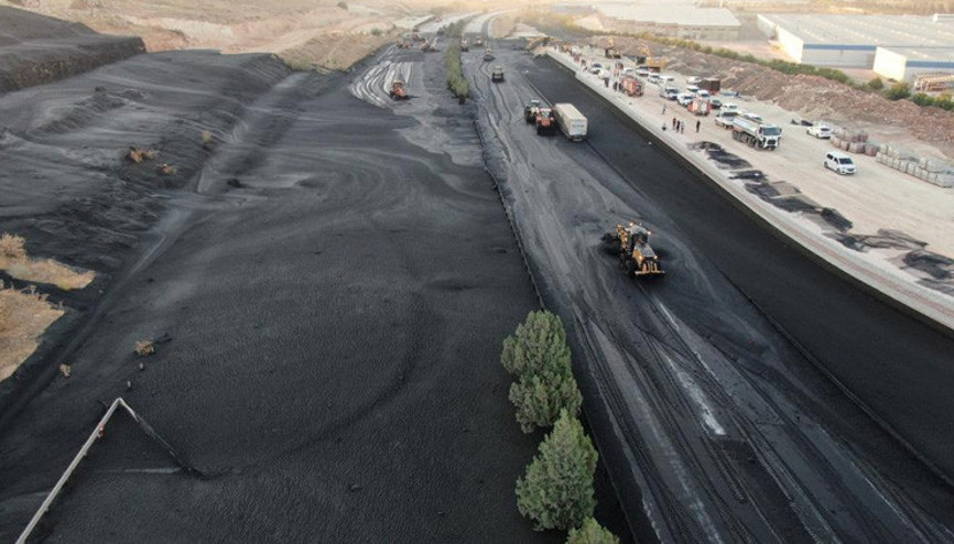 Atık çamur havuzu taştı, TAG Otoyolu siyaha büründü