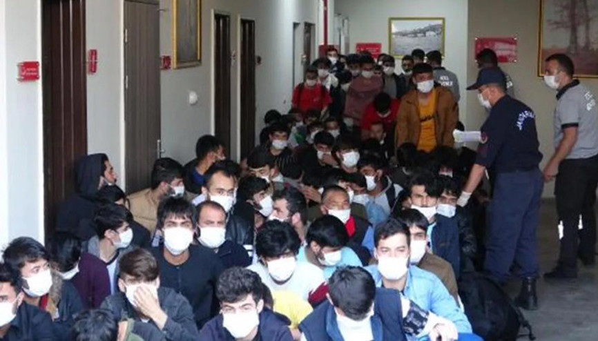 Göç İdaresi Başkanlığı: 7 ayda 59 bin 40 düzensiz göçmen sınır dışı edildi Göç İdaresi Başkanlığı: 7 ayda 59 bin 40 düzensiz göçmen sınır dışı edildi