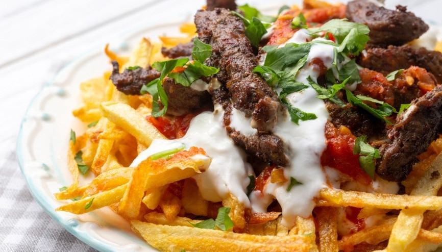 ÇÖKERTME KEBABI TARİFİ: Çökertme kebabı nasıl yapılır Çıtır patatesi ve nefis sosuyla çökertme kebabı yapımı ve malzemeleri