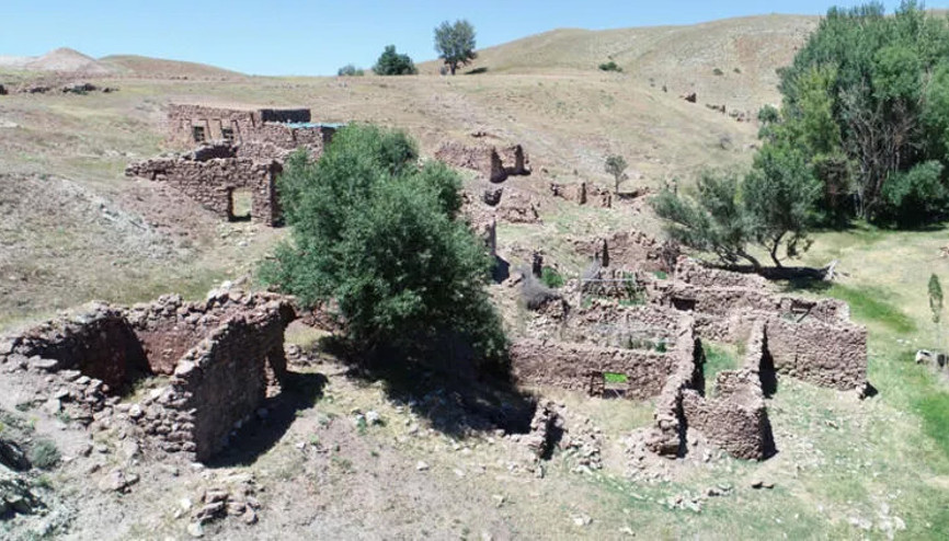 Sivasta terk edilen gizemli köyde defineci talanı