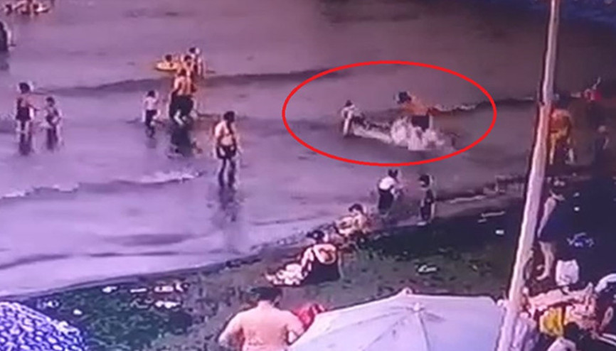 Trabzonda denizde yüzen çocuğa köpek saldırdı O anlar kamerada