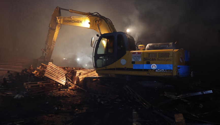 Ankarada palet fabrikasında çıkan yangın korkuttu