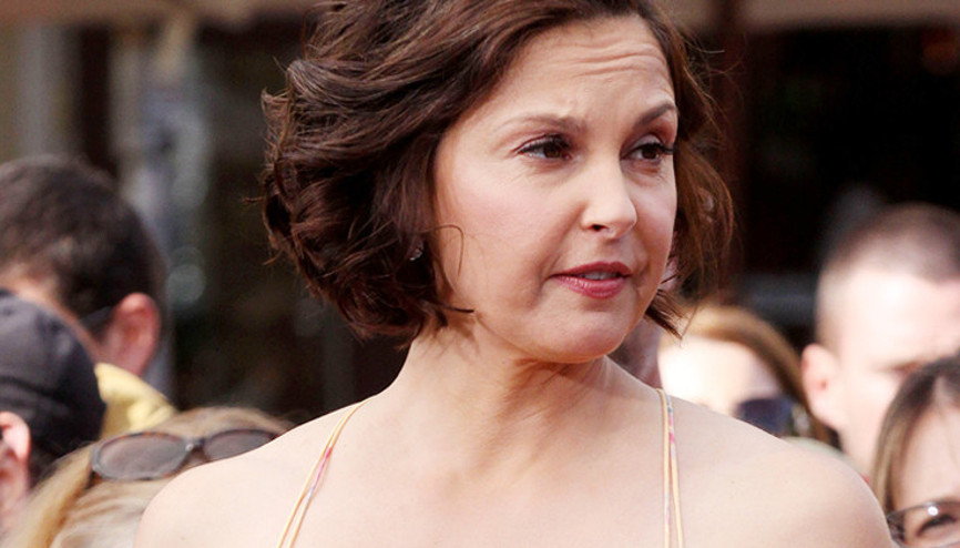 Ünlü oyuncuya ikinci şok:  Annesi, servetinden tek kuruş bırakmadı