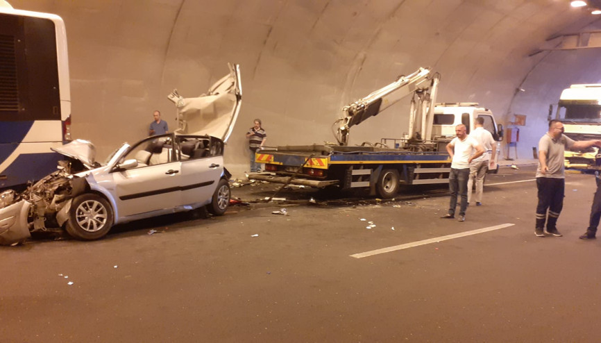 3 araç çarpıştı: 3 yaralı