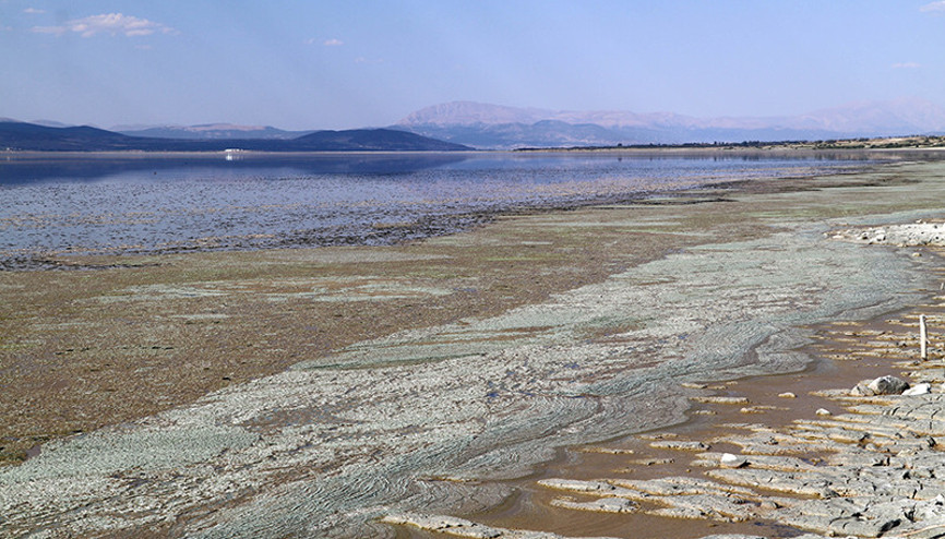 Burdur Gölünün rengi değişti Endişelendiren görüntü...