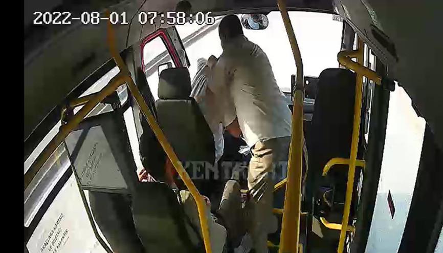Hareket halindeki özel halk otobüsünün şoförüne yumruk attı