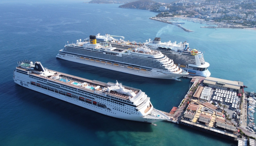 Kuşadası’na 3 dev gemi ile 8 bin 270 turist geldi Kuşadası’na 3 dev gemi ile 8 bin 270 turist geldi